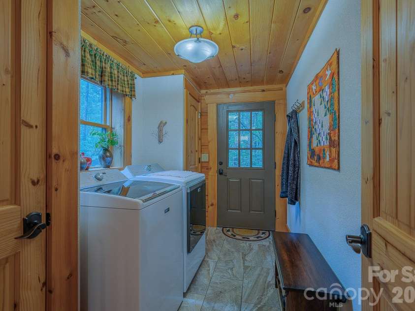 1016 Horizon Trail, Nebo, NC 28761.  MLS# CAR4398740, YatesRealty ID 1911. Laundry/Mud Room