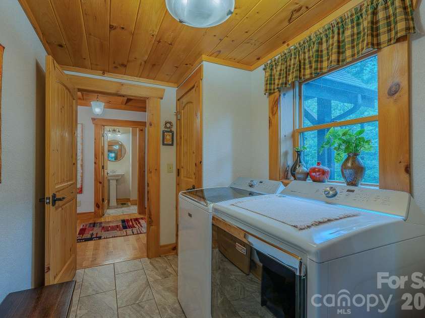 1016 Horizon Trail, Nebo, NC 28761.  MLS# CAR4398740, YatesRealty ID 1911. Laundry/Mud Room