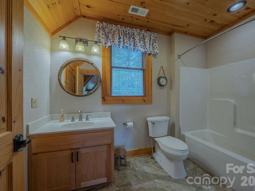1016 Horizon Trail, Nebo, NC 28761.  MLS# CAR4398740, YatesRealty ID 1911. Upstairs Full Bathroom
