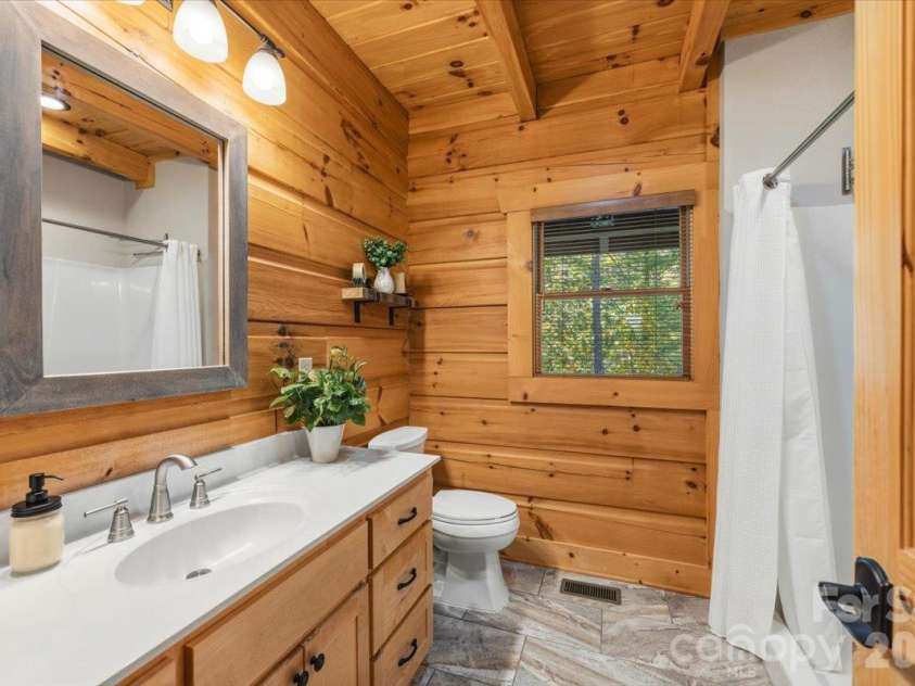 1016 Horizon Trail, Nebo, NC 28761.  MLS# CAR4435934, YatesRealty ID 1911. Primary Bathroom