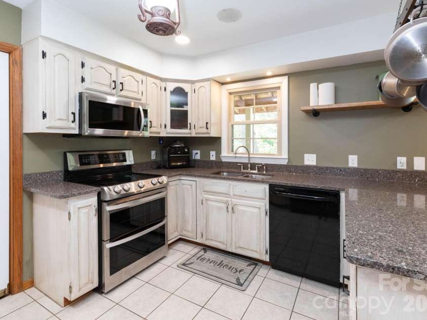 121 Churchill Downs Drive, Fairview, NC 28730.  MLS# CAR4366087, YatesRealty ID 19111. Farm Style Kitchen