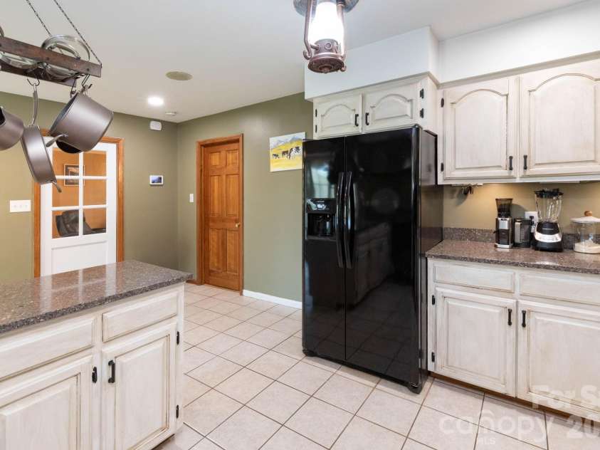 121 Churchill Downs Drive, Fairview, NC 28730.  MLS# CAR4366087, YatesRealty ID 19111. Kitchen