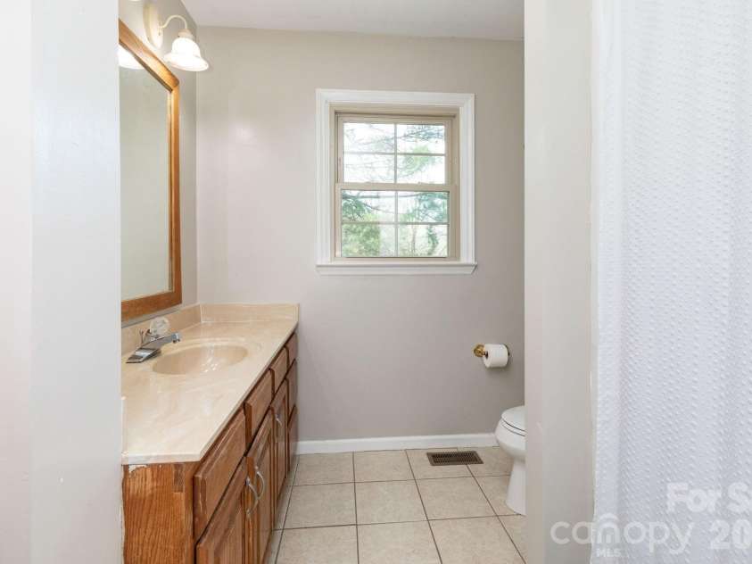 121 Churchill Downs Drive, Fairview, NC 28730.  MLS# CAR4366087, YatesRealty ID 19111. Third Bath