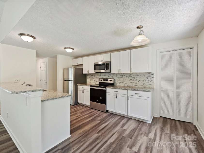 5811 Rock Hollow Drive, Charlotte, NC 28212.  MLS# CAR4268092, YatesRealty ID 19111. Breakfast Area and Kitchen