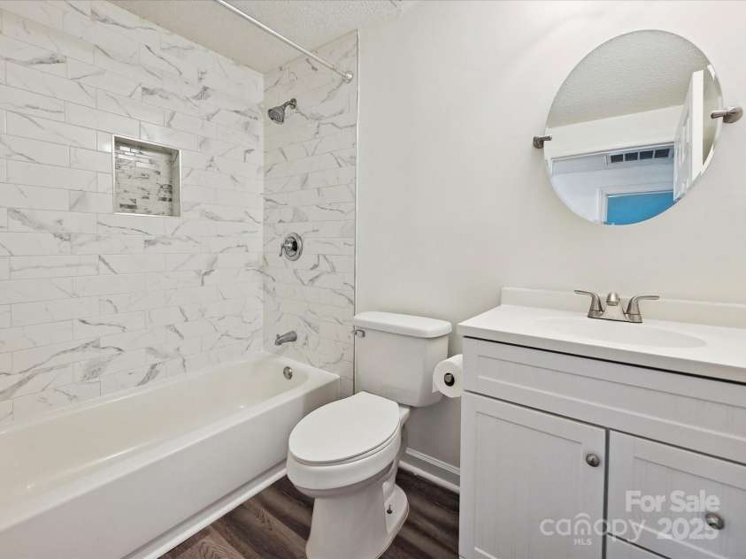 5811 Rock Hollow Drive, Charlotte, NC 28212.  MLS# CAR4268092, YatesRealty ID 19111. Full Bath