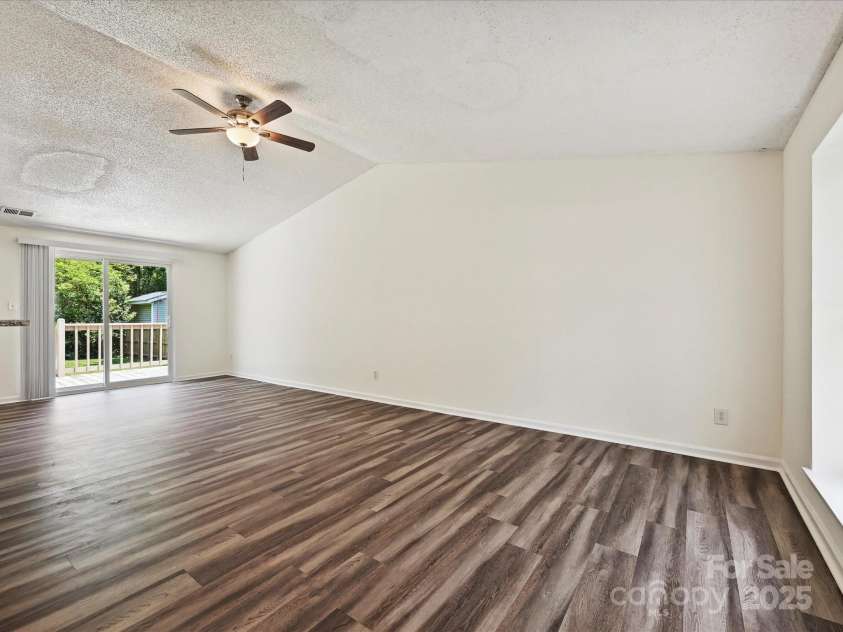 5811 Rock Hollow Drive, Charlotte, NC 28212.  MLS# CAR4268092, YatesRealty ID 19111. Great Room