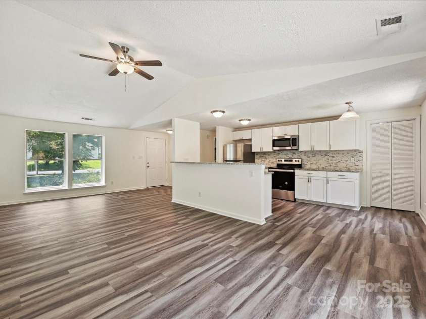 5811 Rock Hollow Drive, Charlotte, NC 28212.  MLS# CAR4268092, YatesRealty ID 19111. Great Room