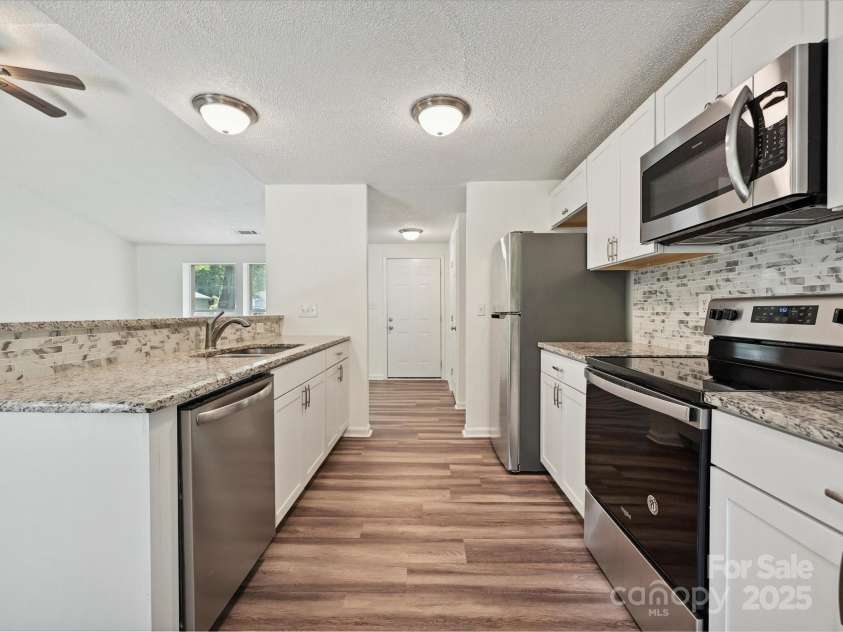 5811 Rock Hollow Drive, Charlotte, NC 28212.  MLS# CAR4268092, YatesRealty ID 19111. Kitchen