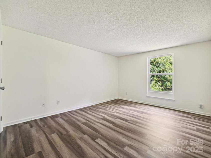 5811 Rock Hollow Drive, Charlotte, NC 28212.  MLS# CAR4268092, YatesRealty ID 19111. Primary Bedroom