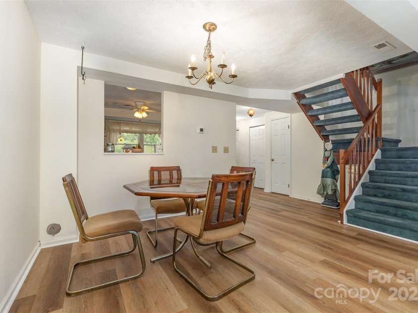 7304 Pebblestone Drive, Charlotte, NC 28212.  MLS# CAR4263270, YatesRealty ID 19112. Dinning for a family dinner