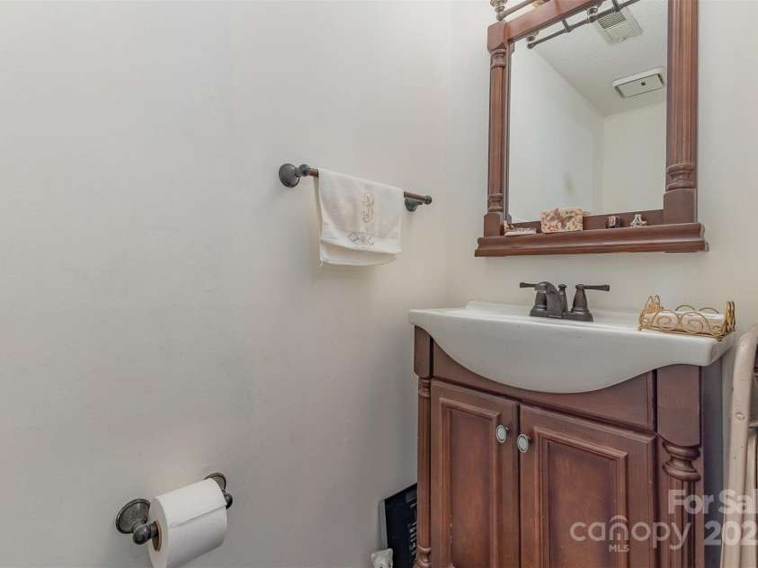 7304 Pebblestone Drive, Charlotte, NC 28212.  MLS# CAR4263270, YatesRealty ID 19112. Half bath downstairs