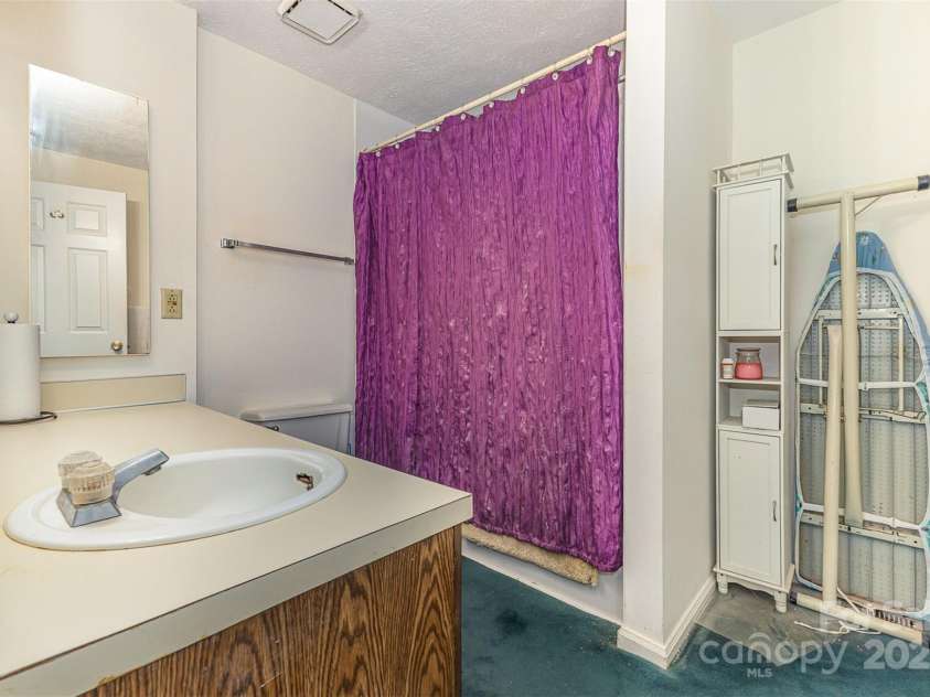 7304 Pebblestone Drive, Charlotte, NC 28212.  MLS# CAR4263270, YatesRealty ID 19112. Primary Bathroom