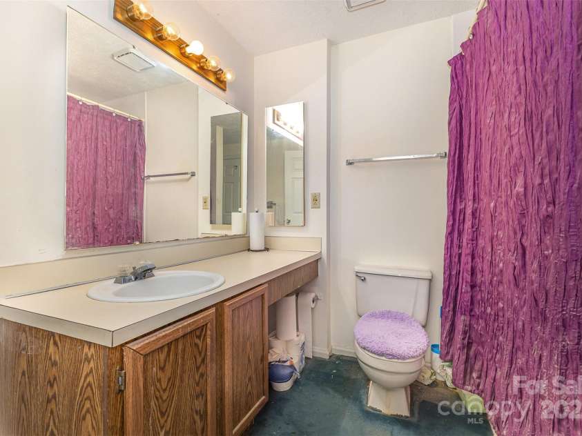 7304 Pebblestone Drive, Charlotte, NC 28212.  MLS# CAR4263270, YatesRealty ID 19112. Primary Bathroom