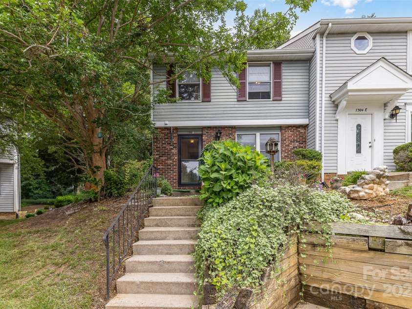 7304 Pebblestone Drive, Charlotte, NC 28212.  MLS# CAR4263270, YatesRealty ID 19112. Welcome to your new home!