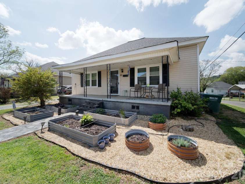 67 4th Street, Cramerton, NC 28032.  MLS# CAR4366215, YatesRealty ID 19114. 