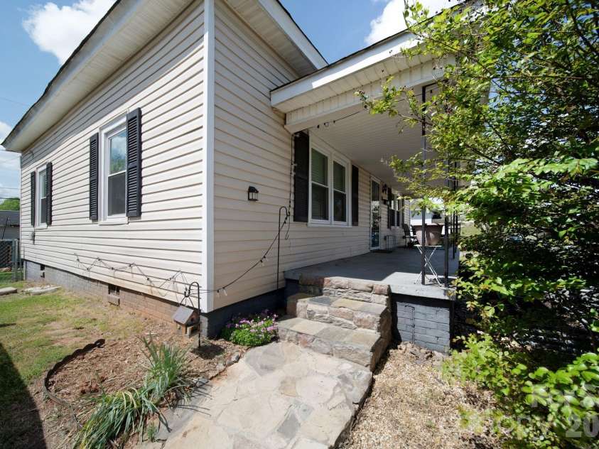 67 4th Street, Cramerton, NC 28032.  MLS# CAR4366215, YatesRealty ID 19114. 