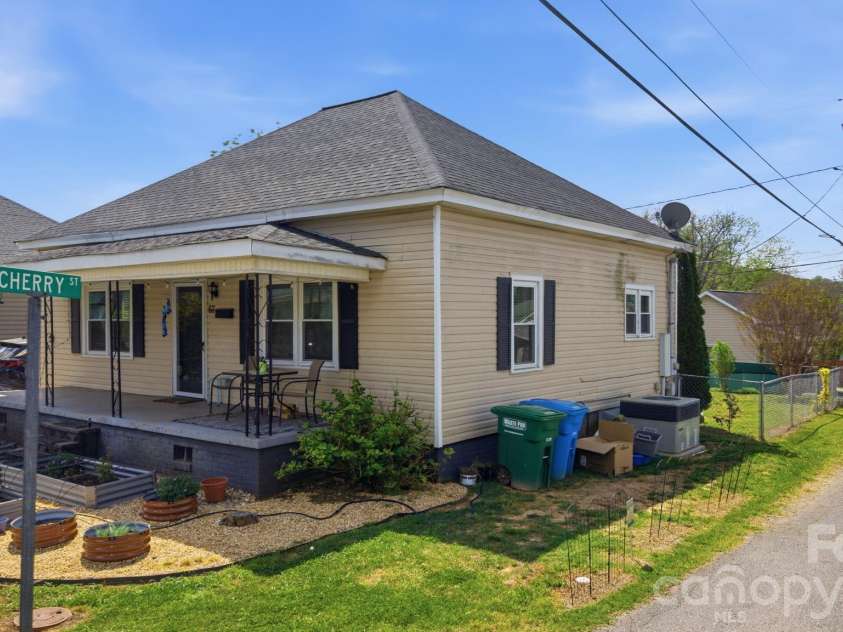 67 4th Street, Cramerton, NC 28032.  MLS# CAR4366215, YatesRealty ID 19114. 
