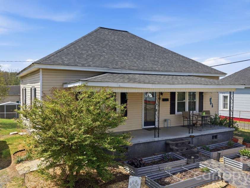 67 4th Street, Cramerton, NC 28032.  MLS# CAR4366215, YatesRealty ID 19114. 