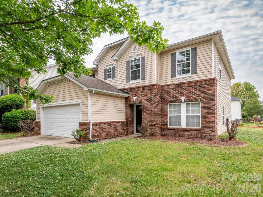 6602 Latherton Lane, Charlotte, NC 28278.  MLS# CAR4370164, YatesRealty ID 19117. 