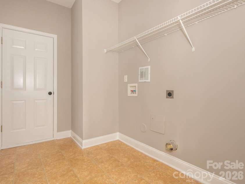 6602 Latherton Lane, Charlotte, NC 28278.  MLS# CAR4370164, YatesRealty ID 19117. 