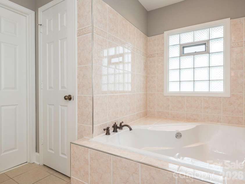 6602 Latherton Lane, Charlotte, NC 28278.  MLS# CAR4370164, YatesRealty ID 19117. 