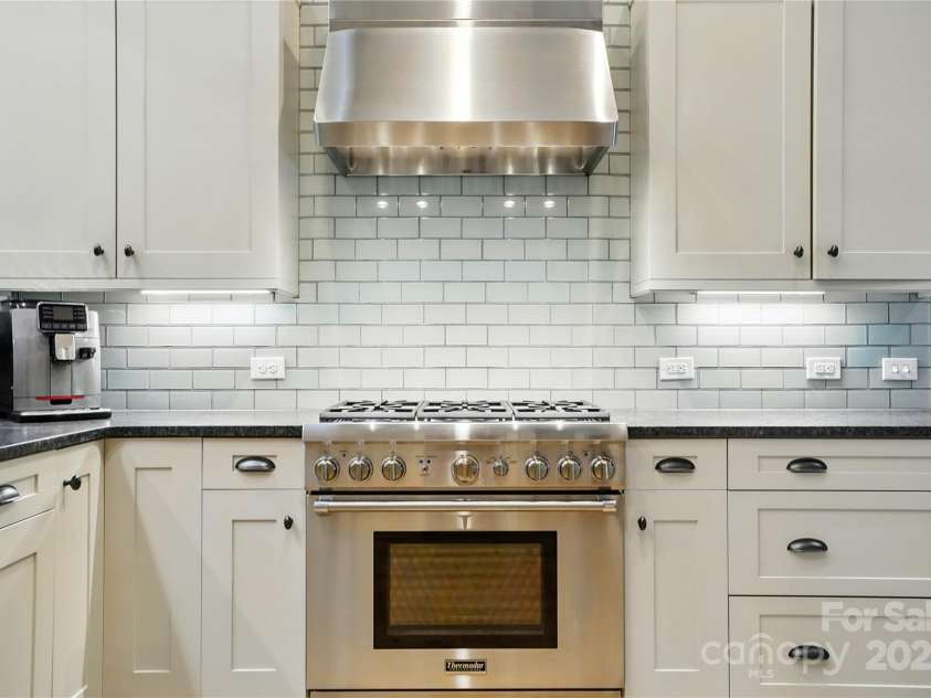 16525 Tulloch Road, Charlotte, NC 28278.  MLS# CAR4267483, YatesRealty ID 19120. Engage your inner chef in this beautiful kitchen w/ leathered granite counters & high-end stainless appliances