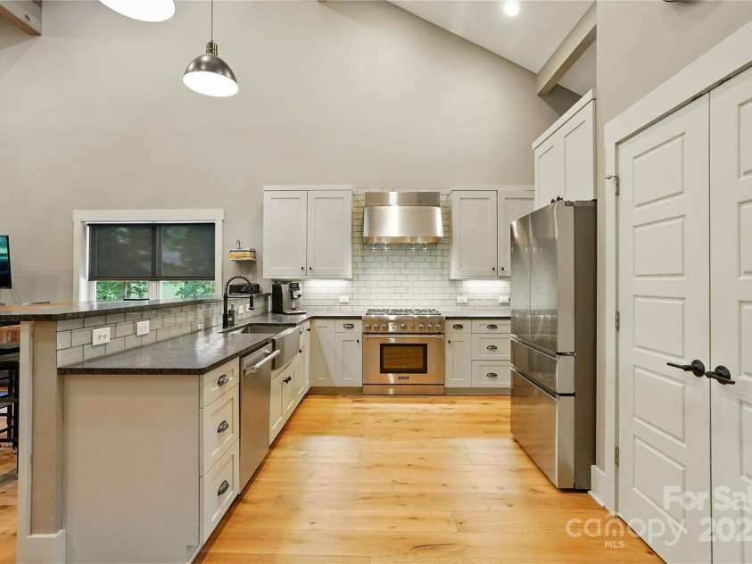16525 Tulloch Road, Charlotte, NC 28278.  MLS# CAR4267483, YatesRealty ID 19120. The gourmet kitchen is a chef's delight, offering top-of-the-line appliances