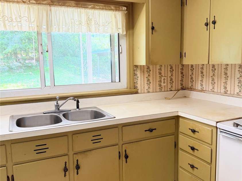 7 Acton Woods Road, Candler, NC 28715.  MLS# CAR4362191, YatesRealty ID 19120. Mid-century kitchen