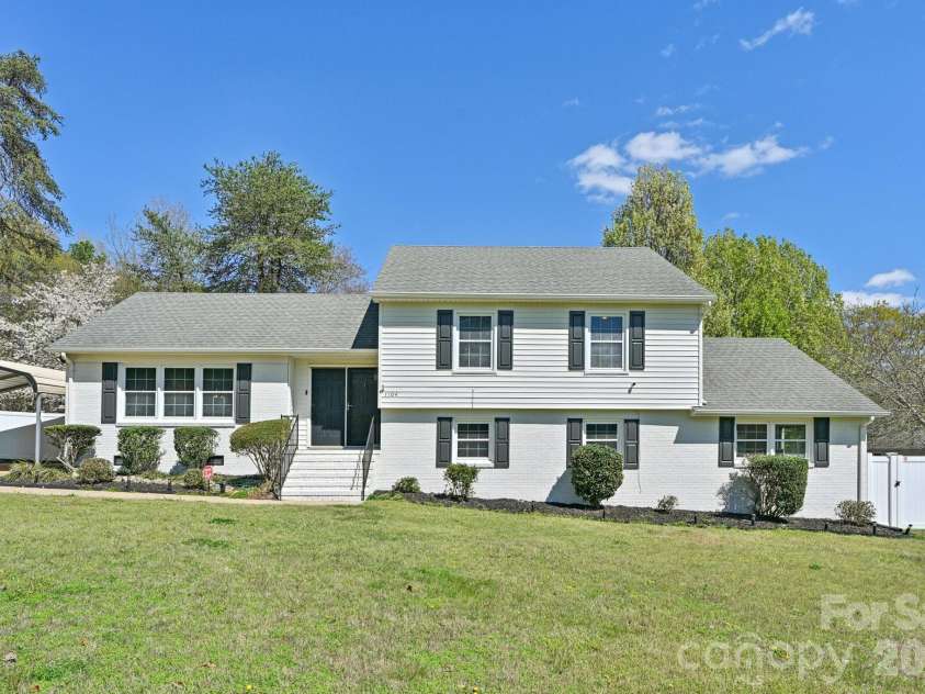 1104 Colony Court, Gastonia, NC 28056.  MLS# CAR4327362, YatesRealty ID 19121. 