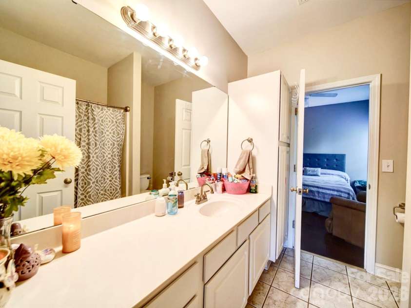 135 Boulder Ridge Drive, Denton, NC 27239.  MLS# CAR4244687, YatesRealty ID 19121. Jack & Jill bathroom