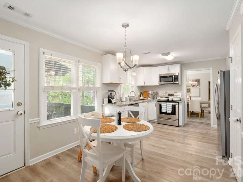 8124 Red Cap Lane, Charlotte, NC 28270.  MLS# CAR4366134, YatesRealty ID 19123. 