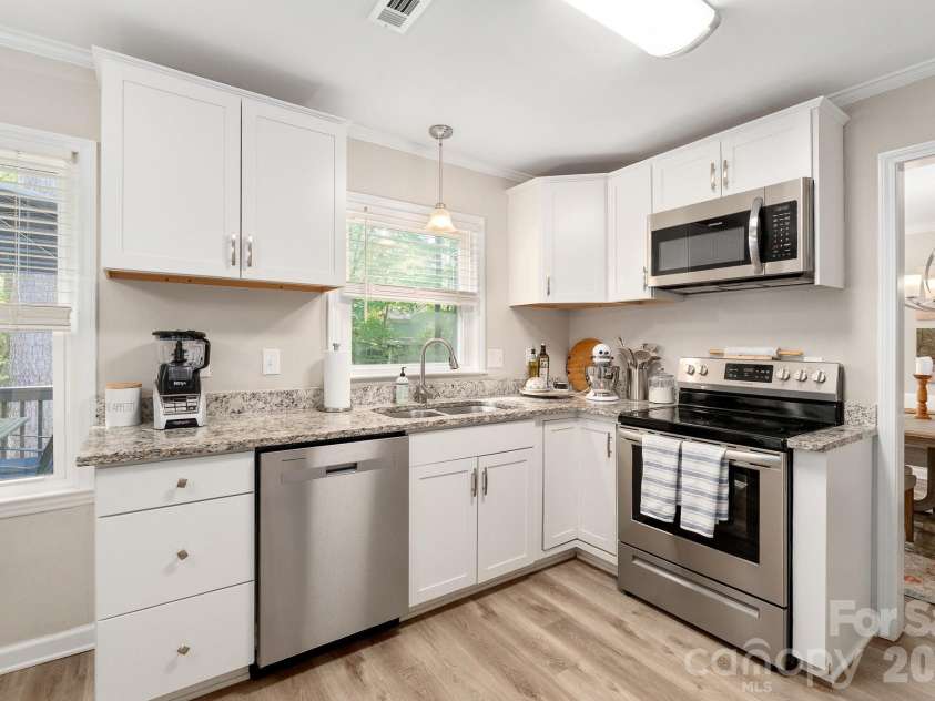 8124 Red Cap Lane, Charlotte, NC 28270.  MLS# CAR4366134, YatesRealty ID 19123. 