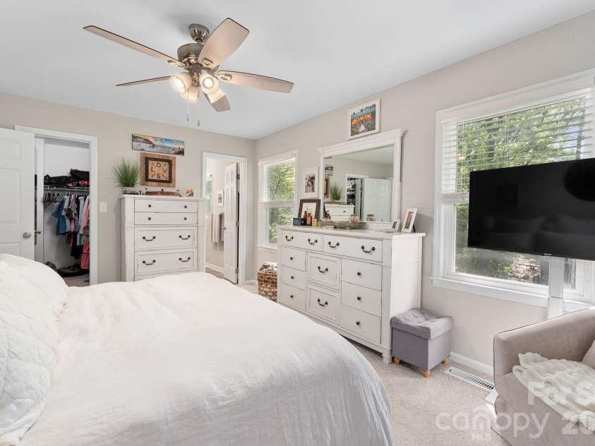 8124 Red Cap Lane, Charlotte, NC 28270.  MLS# CAR4366134, YatesRealty ID 19123. 