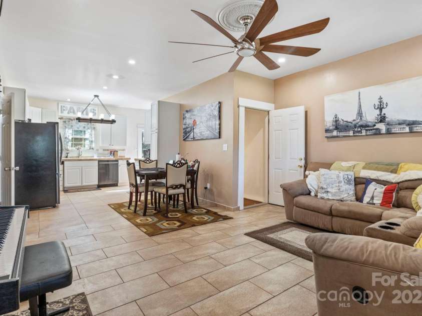 119 Aurora Vista Drive, Asheville, NC 28806.  MLS# CAR4264223, YatesRealty ID 19124. 