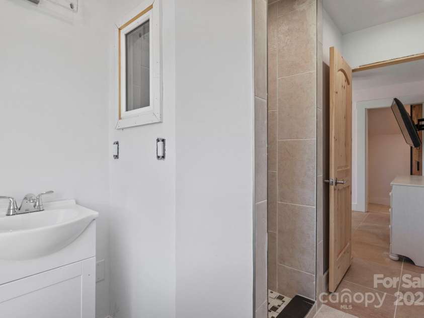 119 Aurora Vista Drive, Asheville, NC 28806.  MLS# CAR4264223, YatesRealty ID 19124. 