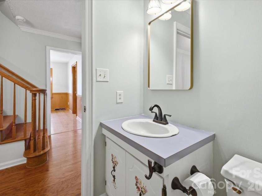1200 Berkshire Drive, Kannapolis, NC 28081.  MLS# CAR4364946, YatesRealty ID 19124. Half Bath 
