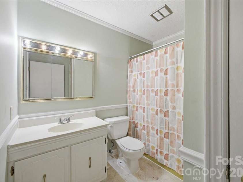 1200 Berkshire Drive, Kannapolis, NC 28081.  MLS# CAR4364946, YatesRealty ID 19124. Hall Full Bath 