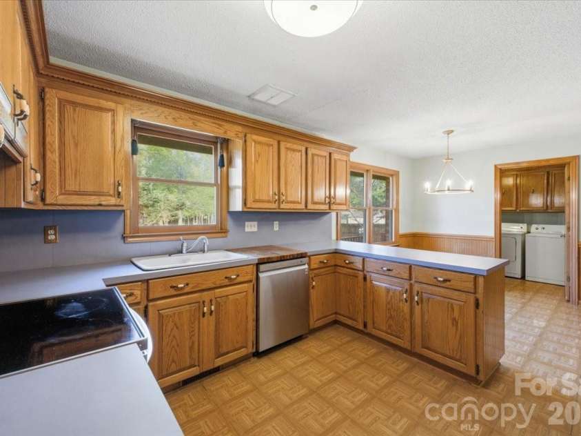 1200 Berkshire Drive, Kannapolis, NC 28081.  MLS# CAR4364946, YatesRealty ID 19124. Kitchen