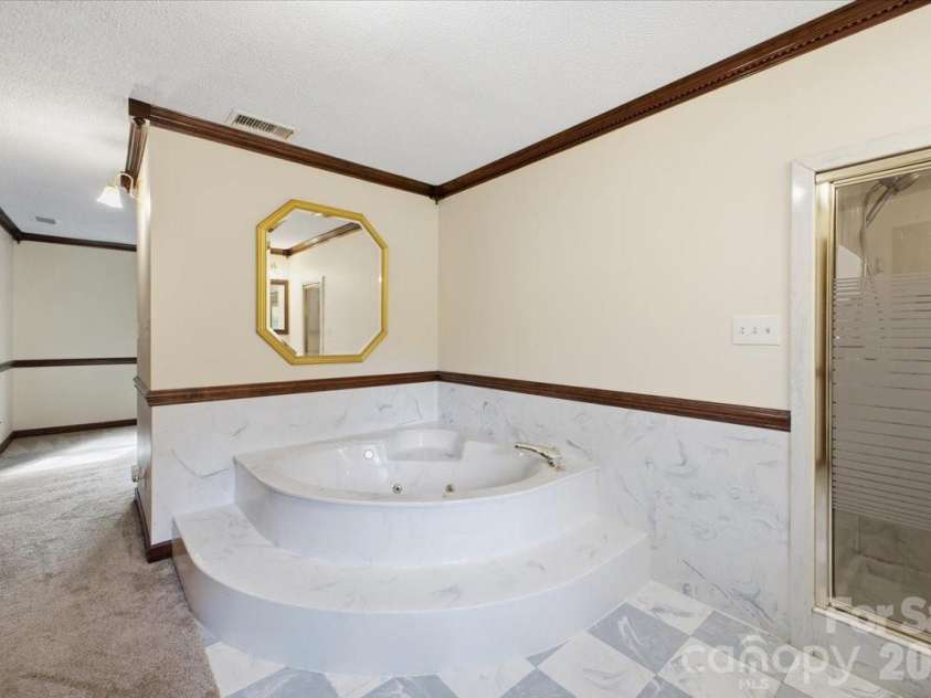 1200 Berkshire Drive, Kannapolis, NC 28081.  MLS# CAR4364946, YatesRealty ID 19124. Primary Bath