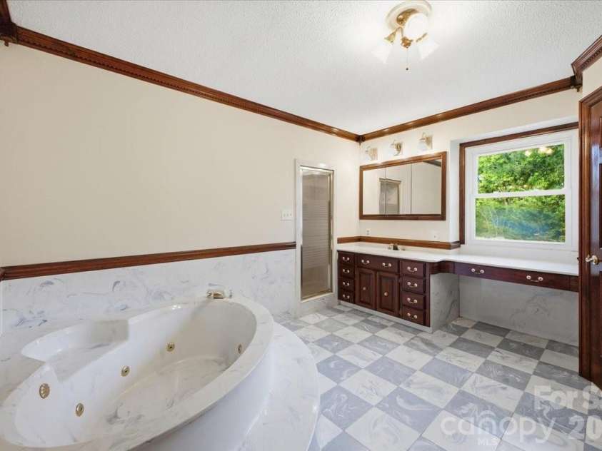 1200 Berkshire Drive, Kannapolis, NC 28081.  MLS# CAR4364946, YatesRealty ID 19124. Primary Bath