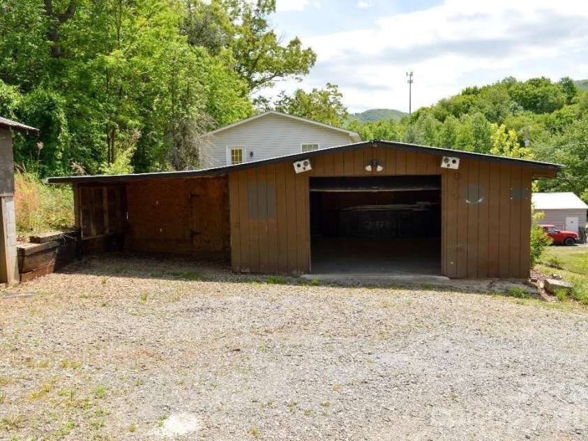 188 Wiggins Road, Candler, NC 28715.  MLS# CAR4377561, YatesRealty ID 19126. Detached garage/workshop
