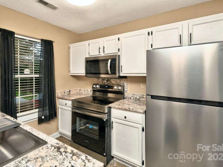 6401 Windsor Gate Lane, Charlotte, NC 28215.  MLS# CAR4264084, YatesRealty ID 19127. 