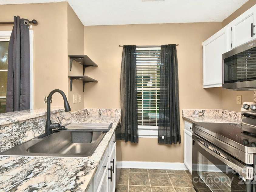 6401 Windsor Gate Lane, Charlotte, NC 28215.  MLS# CAR4264084, YatesRealty ID 19127. 