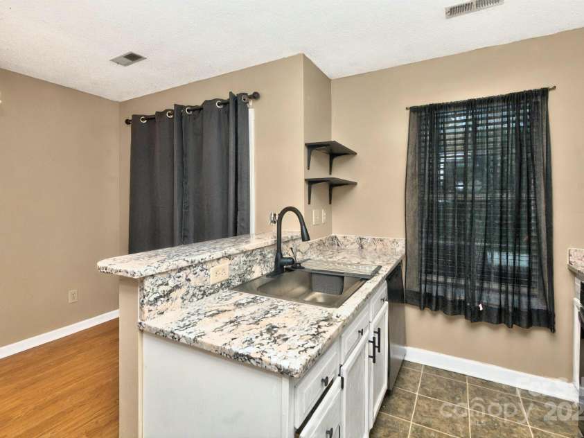 6401 Windsor Gate Lane, Charlotte, NC 28215.  MLS# CAR4264084, YatesRealty ID 19127. 