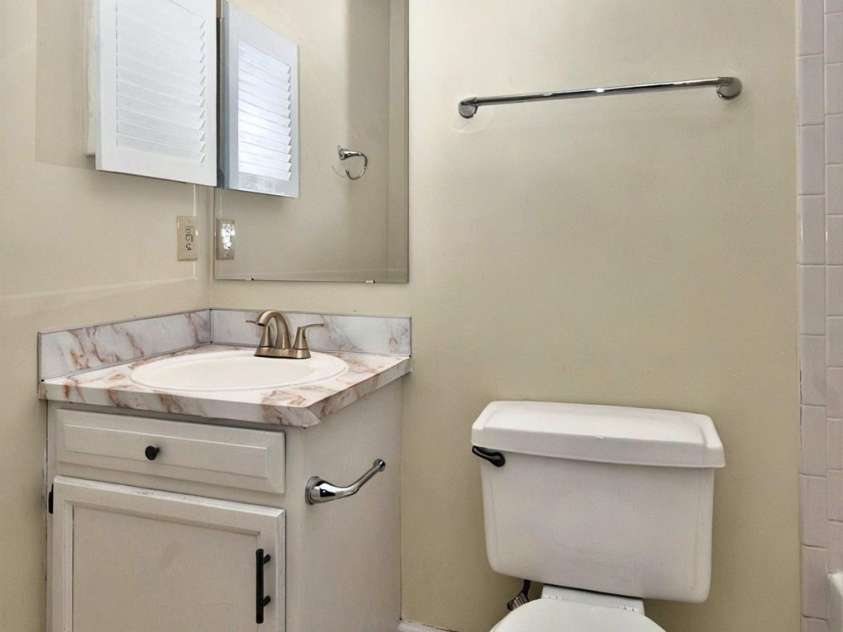 6401 Windsor Gate Lane, Charlotte, NC 28215.  MLS# CAR4264084, YatesRealty ID 19127. 