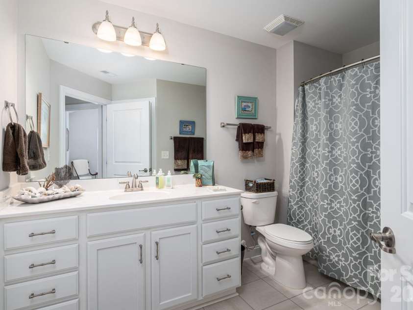 1434 Somersby Circle, Gastonia, NC 28054.  MLS# CAR4363523, YatesRealty ID 19128. Hall Bath