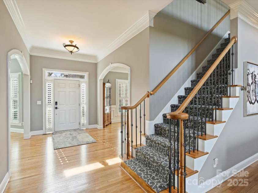 3827 Bramwyck Drive, Charlotte, NC 28210.  MLS# CAR4215498, YatesRealty ID 1913. Front Entry Way