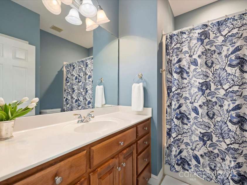 3827 Bramwyck Drive, Charlotte, NC 28210.  MLS# CAR4215498, YatesRealty ID 1913. Full Bath