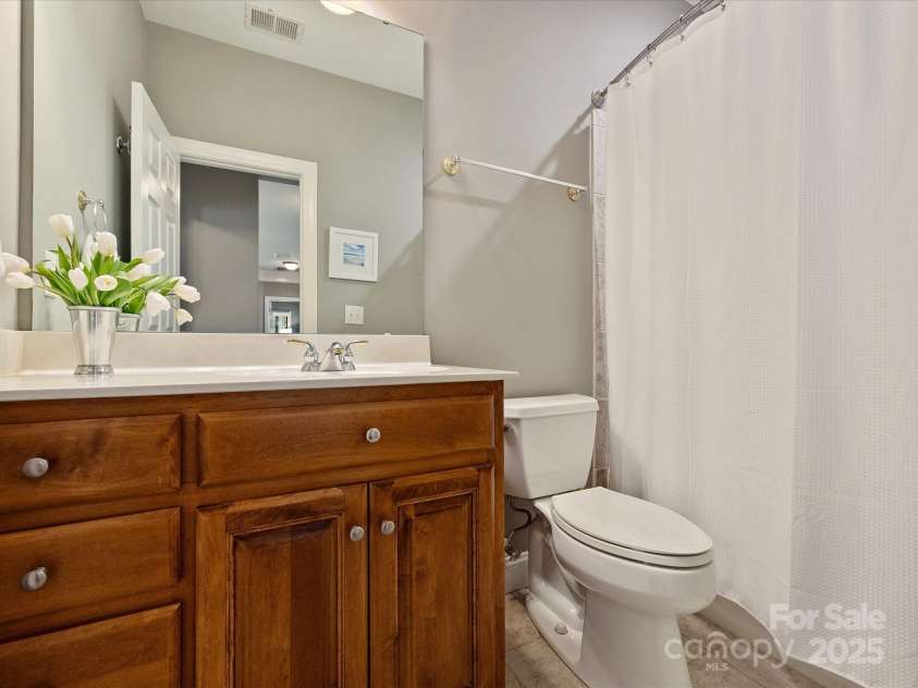3827 Bramwyck Drive, Charlotte, NC 28210.  MLS# CAR4215498, YatesRealty ID 1913. Full Bath