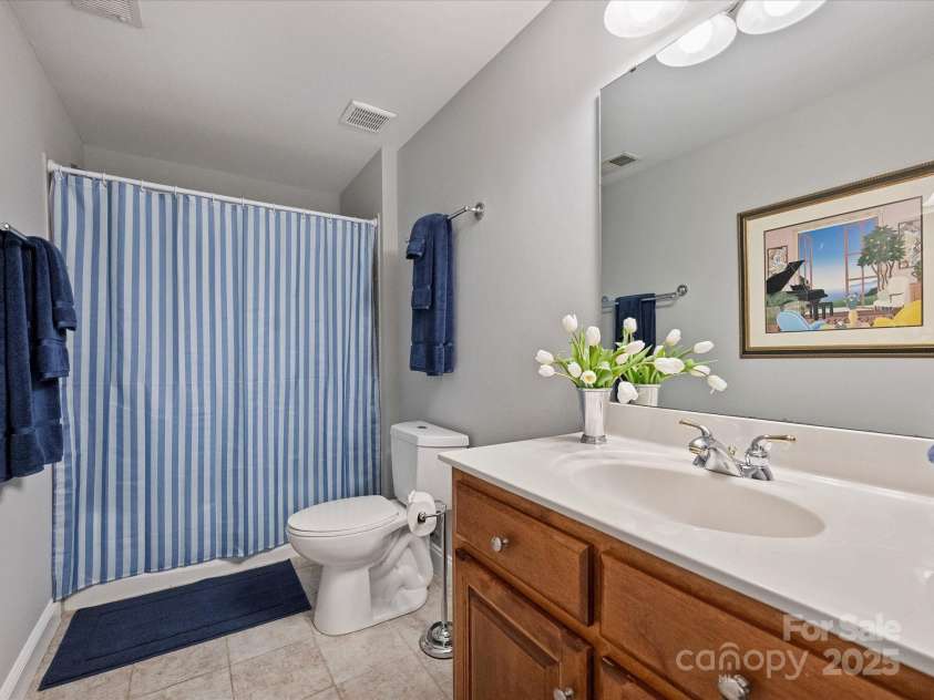 3827 Bramwyck Drive, Charlotte, NC 28210.  MLS# CAR4215498, YatesRealty ID 1913. Full Bath